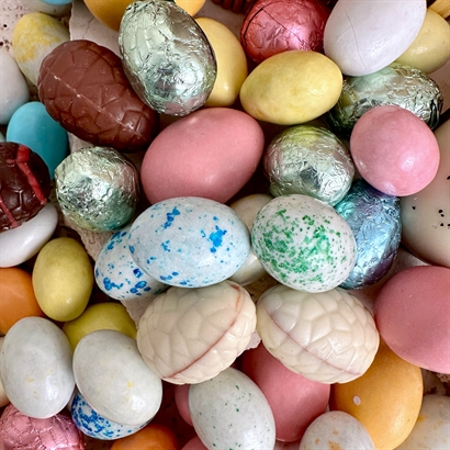 Bambuask med 300 gram lyxig påskblandning och äkta italienska macarons